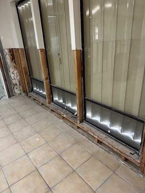 Glass partition wall